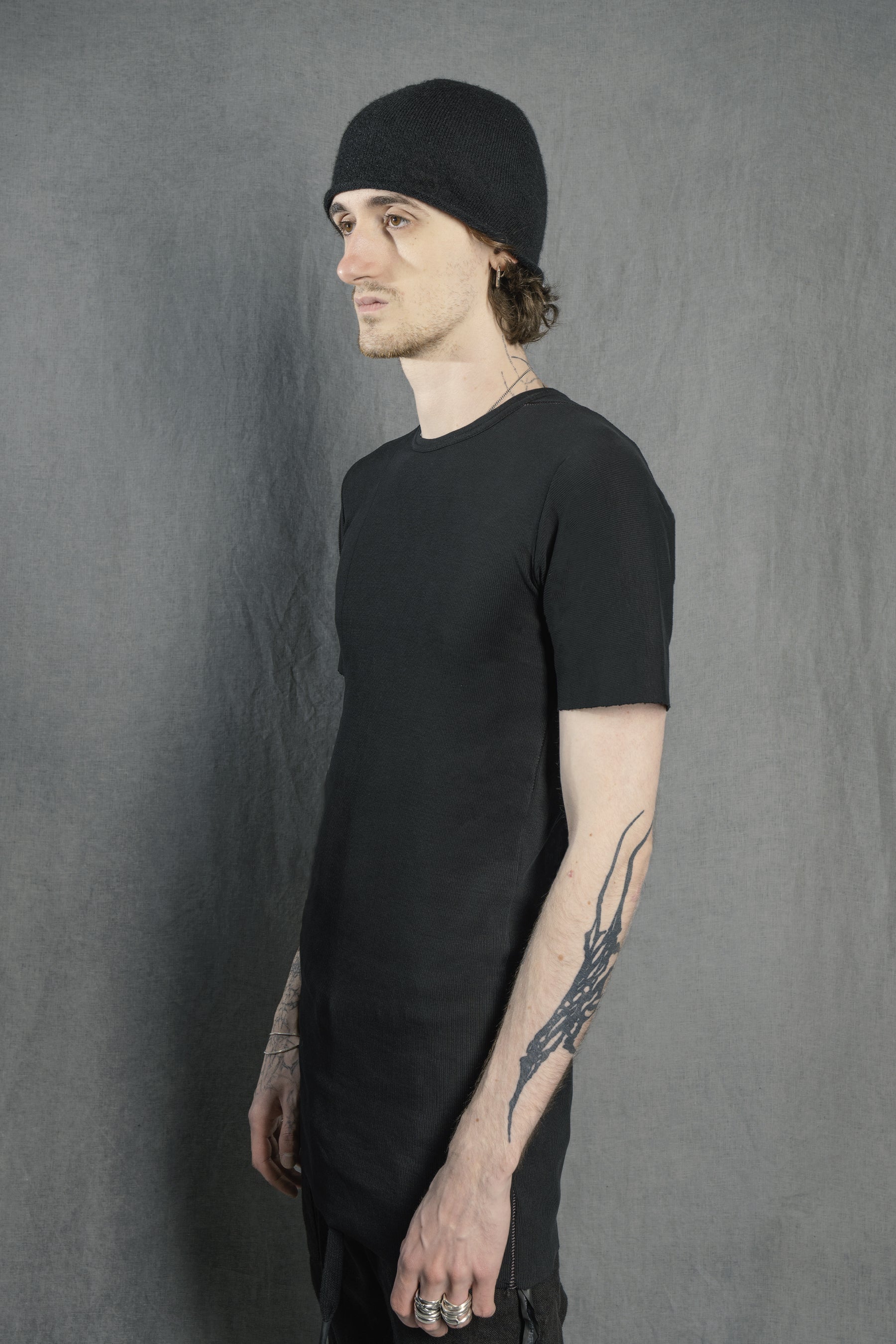 Tシャツ・カットソー 69 BY ISAAC SELLAM Men T Shirts LHORIZONTJERSEYNOIR Black 69 BY ISAAC SELLAM leather spine detail l.s. t-shirt / black